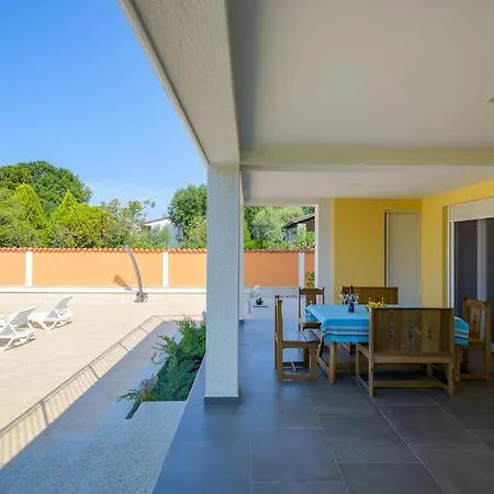 Anica Πανσιόν 4*