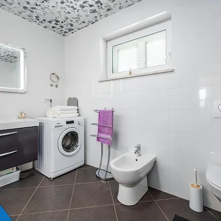 Anica Πανσιόν Pelegrin